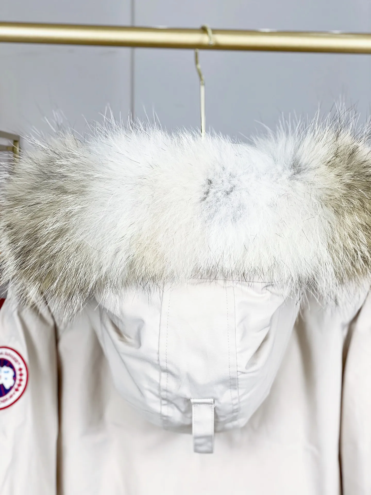 P780 Canada goose/Canada Goose Chilliwack 01 bomber jacket down jacket, authentic original clothing mold, all accessories are customized from the original factory. 💯The softness of the fabric is compared with the original product, and it can be restored by kneading at will (fabric misunderstanding: it is not a high-hardness fabric that is waterproof. Only those who buy the latest authentic version this year will notice the softness and comfort of the fabric) 💯The down is synchronized with the authentic white duck down, fluffy and not clumps, electronically controlled down filling machine. 💯Customized authentic YKK zipper pullers, high hardness and no jamming 💯The fur collar is custom-made from coyote skins in western Canada, the original version has the same origin 💯All workmanship and wiring are controlled by workers with more than ten years of service. They must be horizontal and vertical, and are not crooked. The inner wiring density is more sophisticated. Feel free to compare 💯Goose logo on sleeves, collar label, washed label, hangtag, zipper cord, pocket label, cuff thread, hem thread All details are updated simultaneously with the original product. The best version with the most complete colors. Sizes: XS-XXL (size chart attached below)